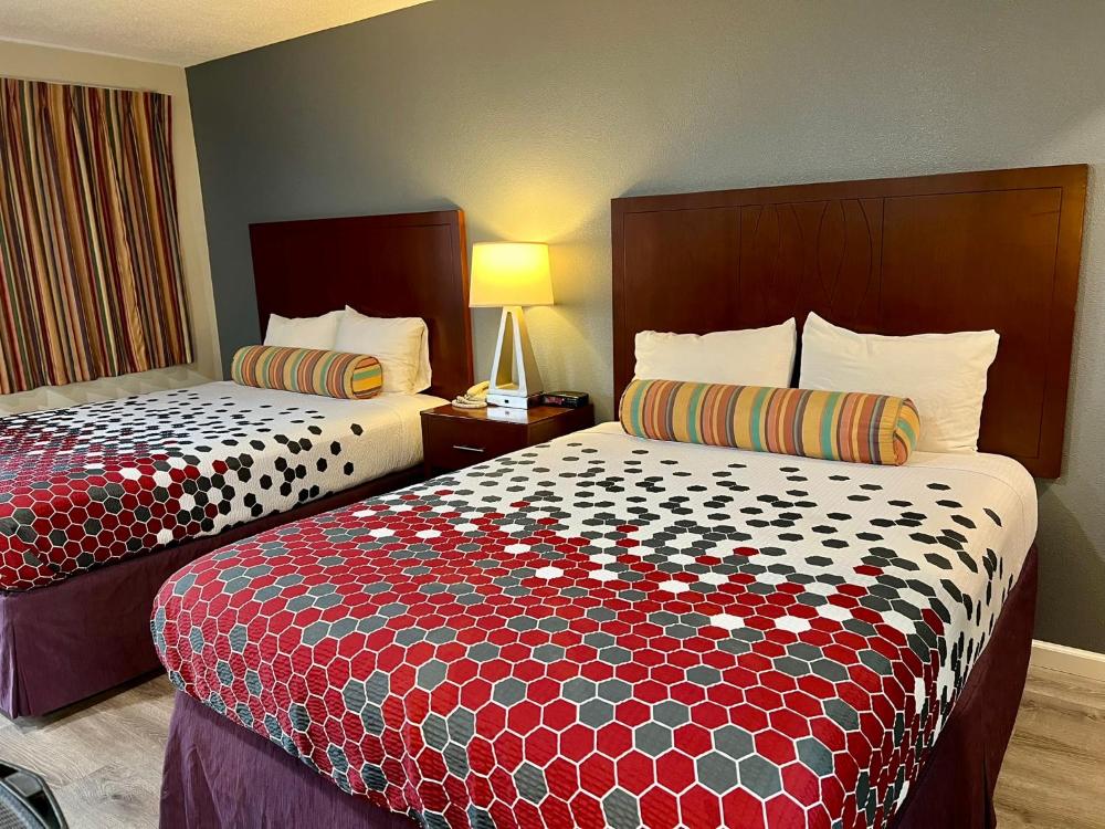 Queen Room with Two Queen Beds - Non-Smoking interior